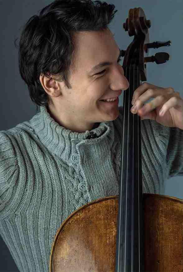 Edgar moreau violoncelle photo pull bleu recadree